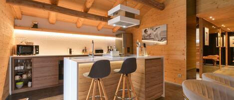 Réfrigérateur, micro-ondes, four, plaque de cuisson