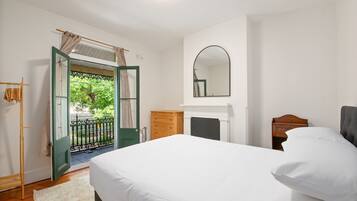 Apartment | 2 bedrooms, laptop workspace, bed sheets