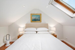 Apartment | 2 bedrooms, laptop workspace, bed sheets - Stylish 2-bed House With Private Courtyard (Sydney)