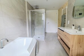 Shower, hair dryer, towels, toilet paper - La Gourmandière aux Bruyères - house with 4 bedrooms (4 beds for 10 people) (Igé)