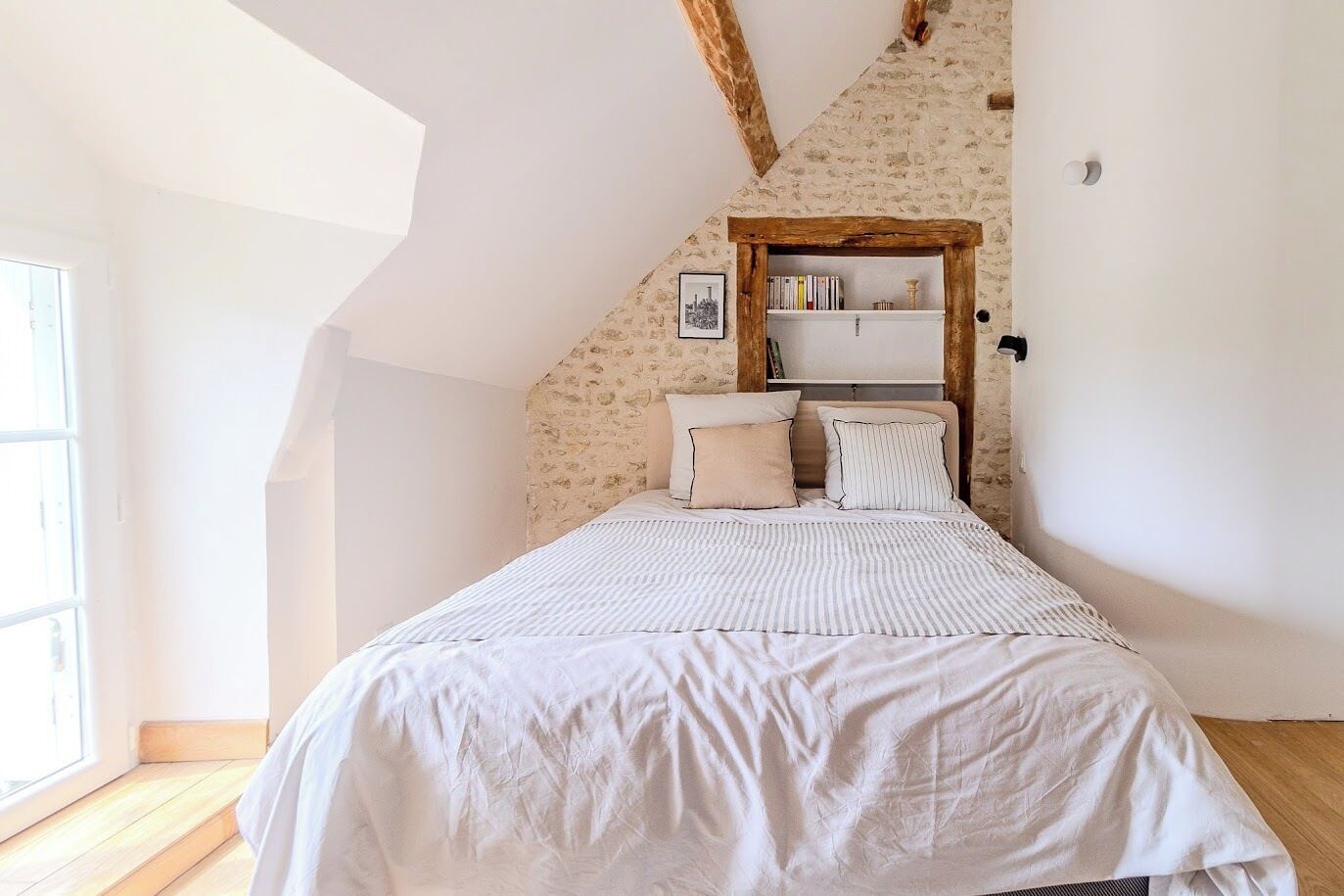 Een strijkplank/strijkijzer, wifi, beddengoed