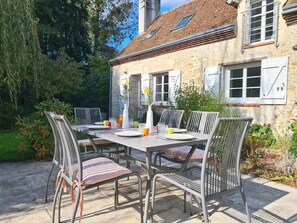 Outdoor dining - La Gourmandière aux Bruyères (Igé)