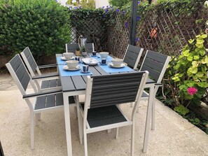 Outdoor dining - Luxurious 3-Bed Villa, Modern Decor, communal Pool (Kato Paphos)