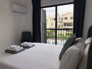 Desk, iron/ironing board, WiFi, bed sheets