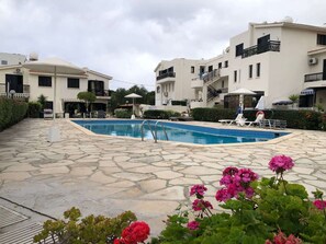 Pool - Luxurious 3-Bed Villa, Modern Decor, communal Pool (Kato Paphos)