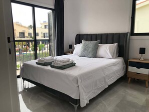 3 bedrooms, desk, iron/ironing board, WiFi - Luxurious 3-Bed Villa, Modern Decor, communal Pool (Kato Paphos)