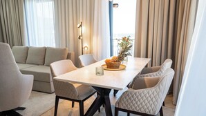 Un'area pranzo moderna con tavolo, sedie e un elemento decorativo al centro.