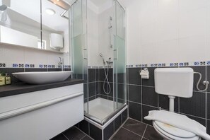 シャワー、ヘアドライヤー、タオル、石鹸