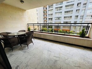 Outdoor dining - Spacious 3-bedroom apartment with AC in Beirut walking distance to downtown (Beirut)