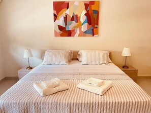 Iron/ironing board, WiFi, bed sheets - Spacious 3-bedroom apartment with AC in Beirut walking distance to downtown (Beirut)