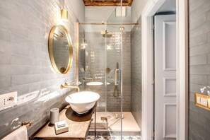 Shower, jetted bath, bidet, shampoo - De Charme Piazza Navona (Roma)