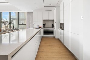 Private kitchen - 3BR with Burj Khalifa and Canal View (Dubai)