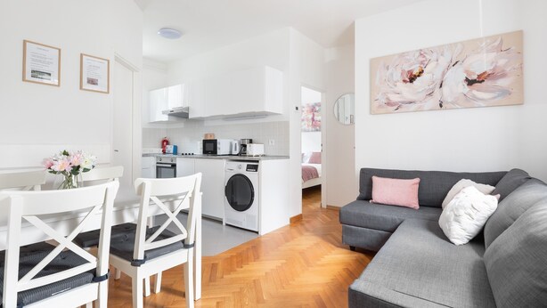 Eine moderne Wohnung mit Küche, Essbereich und Wohnzimmer.