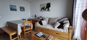 Living area - 6-person apartment in Valfréjus resort center at the foot of the gondolas! Ideal for families! (Valfréjus)