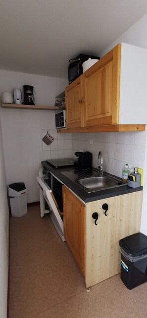 Private kitchen - 6-person apartment in Valfréjus resort center at the foot of the gondolas! Ideal for families! (Valfréjus)