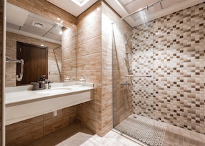 Shower, hair dryer, towels - Free housekeeping visits during your stay - Stayshort - JVC Apartment Sleeps 4 Great for Families (JVC)