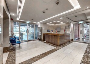 Lobby - Free housekeeping visits during your stay - Stayshort - JVC Apartment Sleeps 4 Great for Families (JVC)