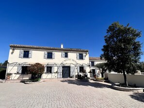 Exterior - Gîte Ponpon – Les Petites Écuries: Oasis au bord du Canal du Midi (Marseillette)