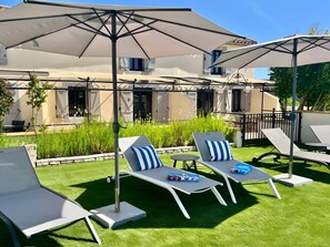 Terrace/patio - Gîte Ponpon – Les Petites Écuries: Oasis au bord du Canal du Midi (Marseillette)