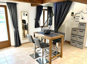 Dining - Gîte Ponpon – Les Petites Écuries: Oasis au bord du Canal du Midi (Marseillette)
