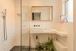 Dusche, Haartrockner, Handtücher, Toilettenpapier