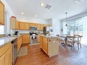 House, 6 Bedrooms | Private kitchen