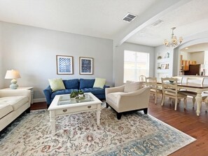 House, 6 Bedrooms | Living area