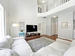 House, 6 Bedrooms | Living area