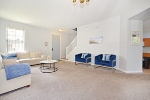 Living area - Willow View 4 Bedroom Home (Davenport)