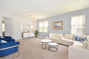 Living area - Willow View 4 Bedroom Home (Davenport)