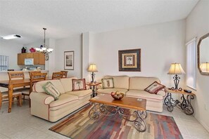 Living area - Ormond Retreat 3 Bedroom Townhouse (Kissimmee)