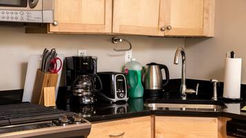 Apartment, 2 Bedrooms | Private kitchen | Fridge, oven, toaster