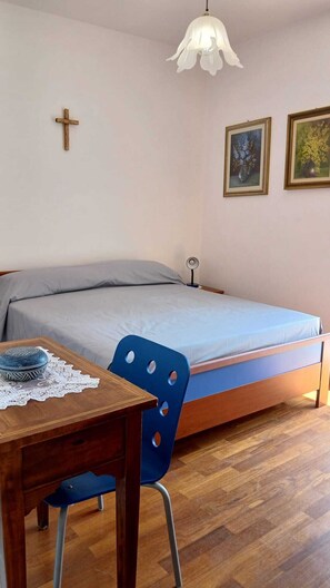 Een strijkplank/strijkijzer, reisbedje, gratis wifi, beddengoed