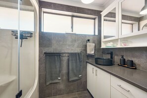 Shower, towels - Bright, Funky Coastal Getaway – 2 Bedroom Holiday Unit (Port Macquarie)