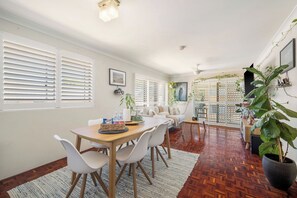 Dining - Bright, Funky Coastal Getaway – 2 Bedroom Holiday Unit (Port Macquarie)