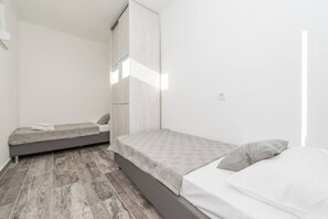 Tabla de planchar con plancha, wifi y ropa de cama 