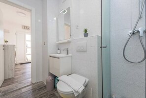 Regadera, secadora de cabello, toallas, jabón 