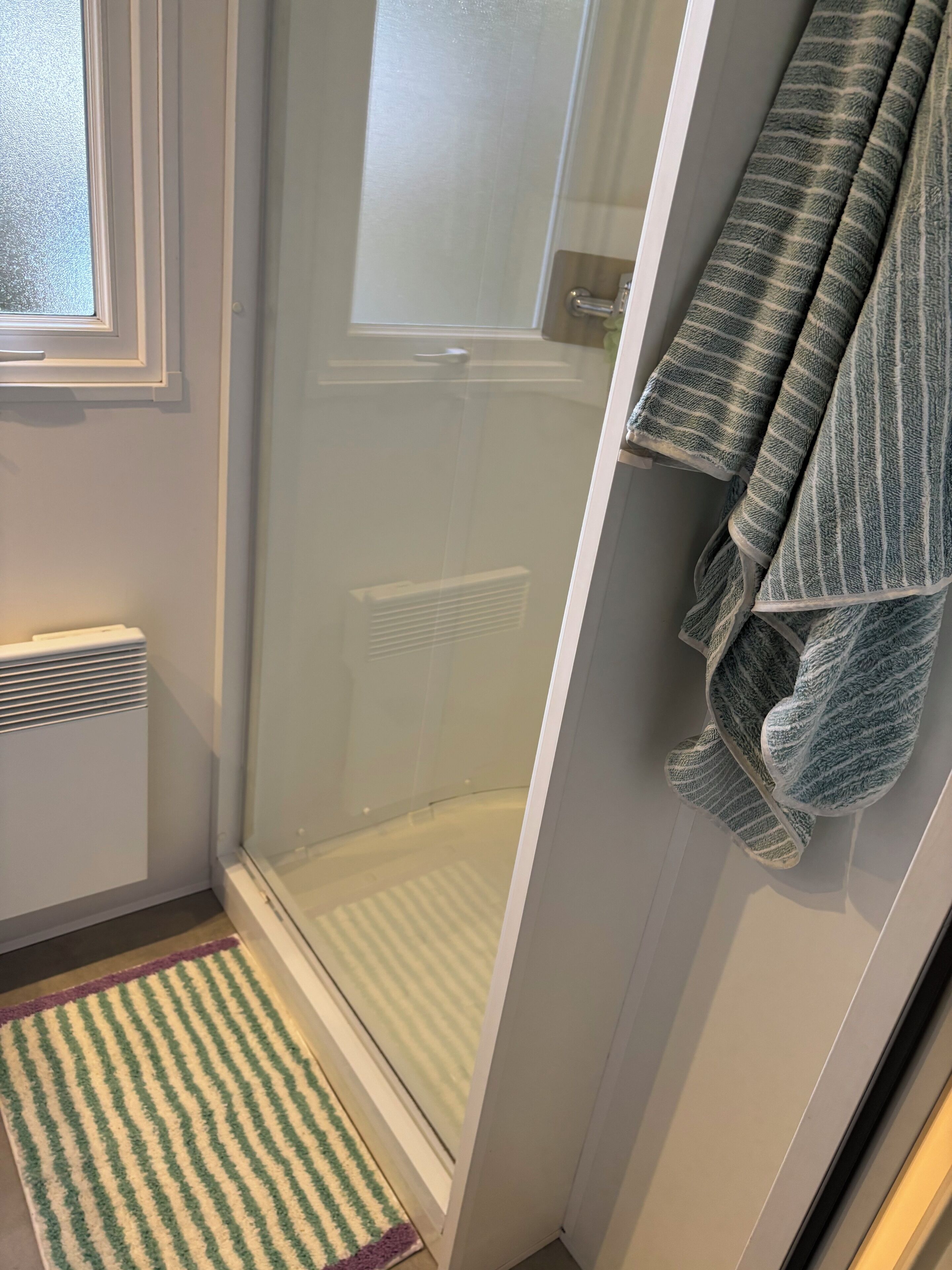 Regadera, secadora de cabello, toallas, papel de baño 