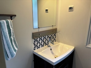 Ducha, secador de pelo, toallas y papel higiénico