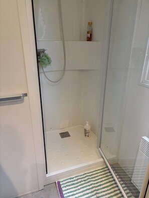 Doccia, asciugacapelli, asciugamani, carta igienica