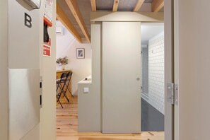 Interior - Orange Apartments B – Modern Studio in Lively Historic Porto (Porto)