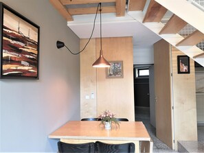 Dining - Orange Apartments A – Porto: Modern Comfort and Tranquility in a Historic Neighborhood (Porto)