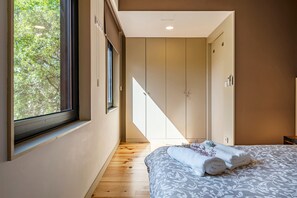 Iron/ironing board, WiFi, bed sheets - Orange Apartments A – Porto: Modern Comfort and Tranquility in a Historic Neighborhood (Porto)