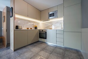 Fridge, microwave, oven, stovetop - Orange Apartments A – Porto: Modern Comfort and Tranquility in a Historic Neighborhood (Porto)