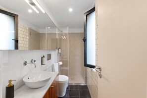 Douche, sèche-cheveux, serviettes fournies