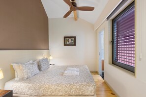 Een strijkplank/strijkijzer, wifi, beddengoed