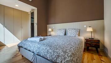 Tabla de planchar con plancha, wifi, ropa de cama