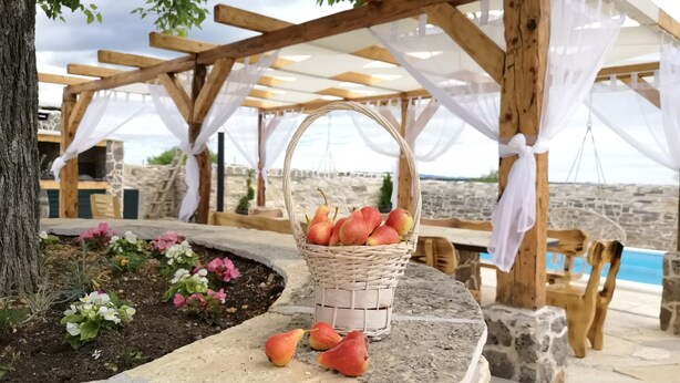 Outdoor dining - Juniper Stone Cottage by Villas Guide (Benkovac)
