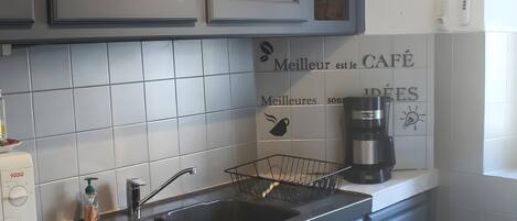 Een koelkast, een microgolfoven, een oven, een kookplaat