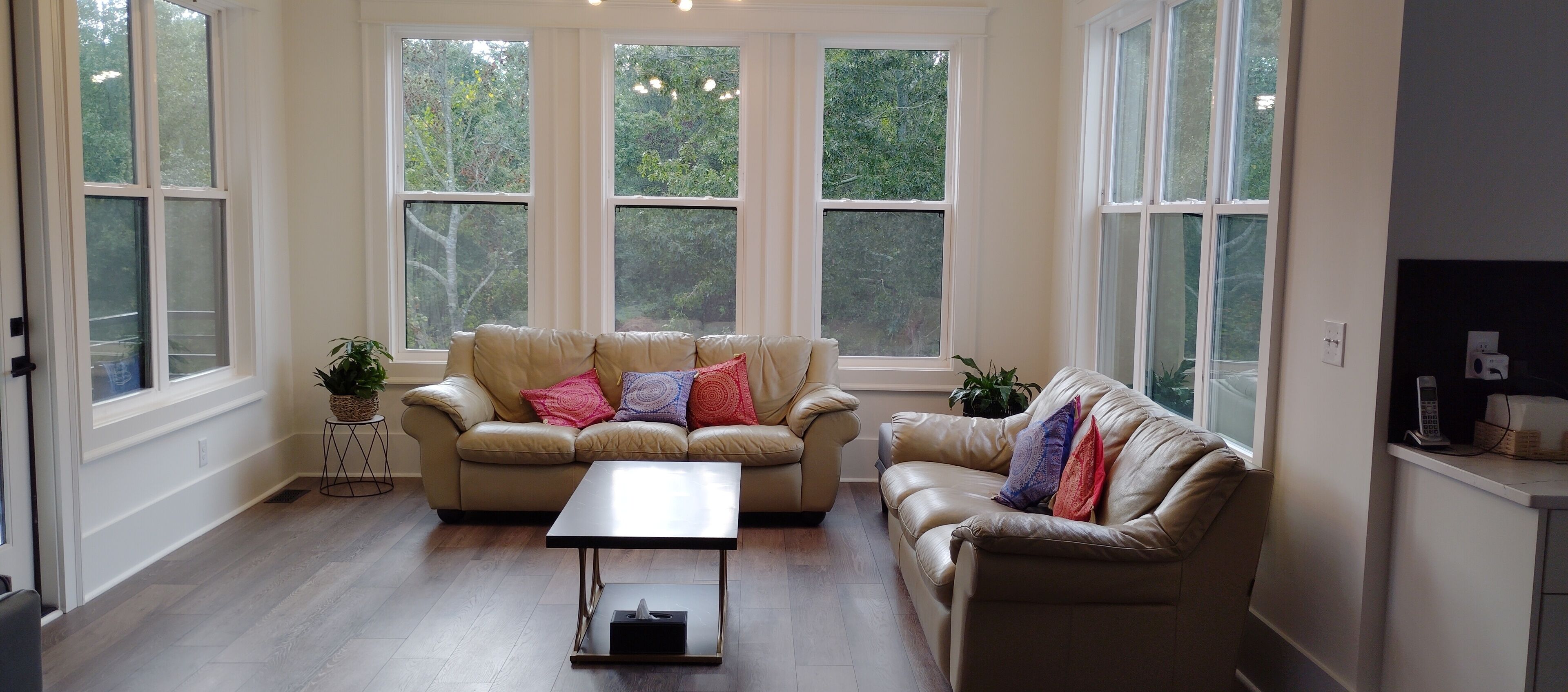 Una televisión, una chimenea